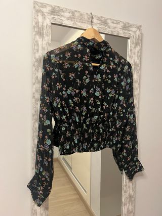 Preciosa blusa de Zara negra con florecitas