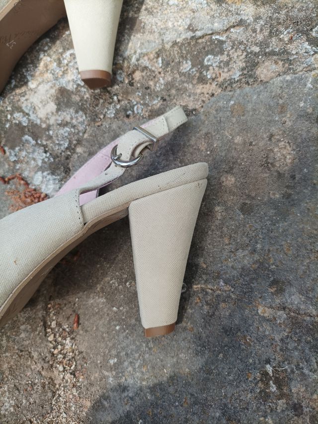 Sandalias de piel con tacón