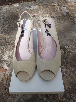 Sandalias de piel con tacón