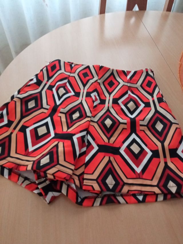 pantalón corto con fuelle delante