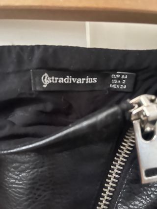 Falda de cuero negra