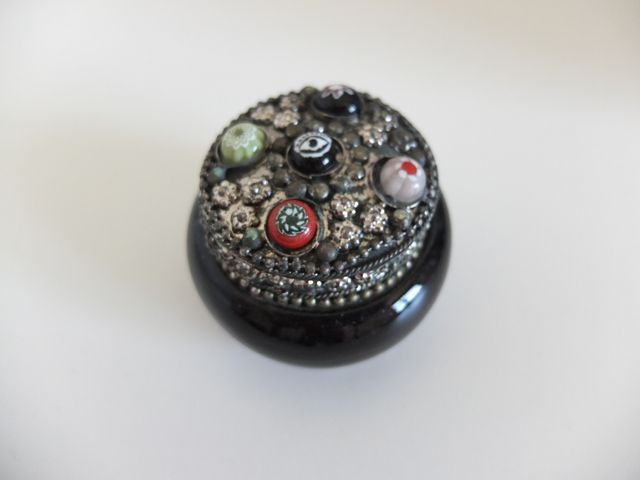 Caja, joyero de cristal y metal con piedras.