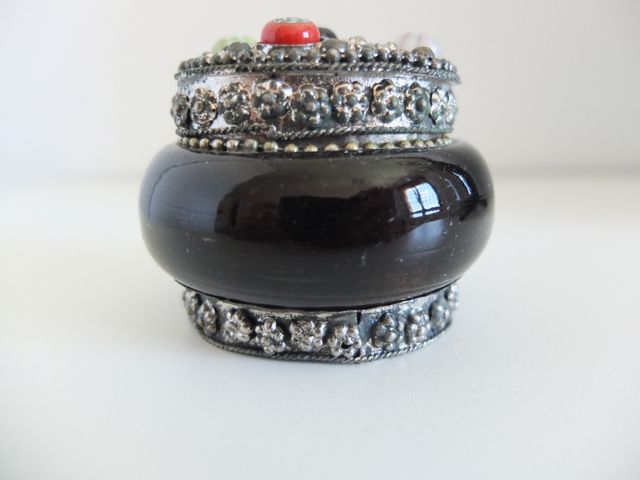 Caja, joyero de cristal y metal con piedras.