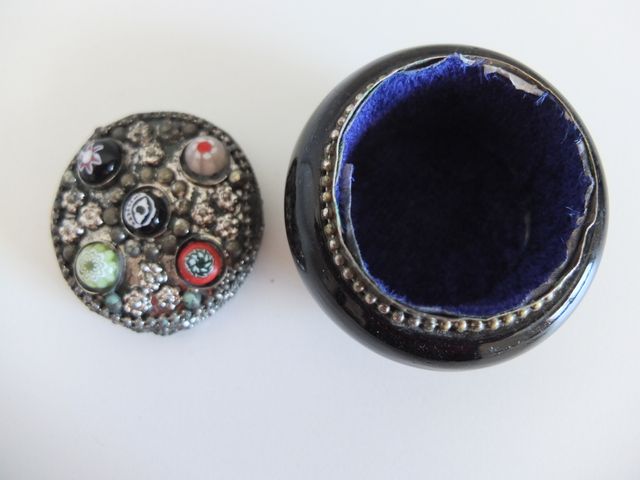 Caja, joyero de cristal y metal con piedras.