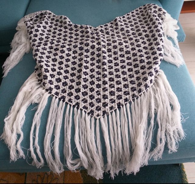 Scialle bianco e blu con inserti in lame