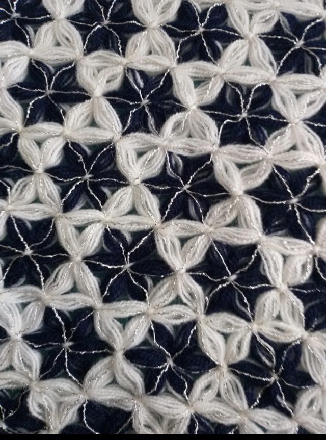 Scialle bianco e blu con inserti in lame