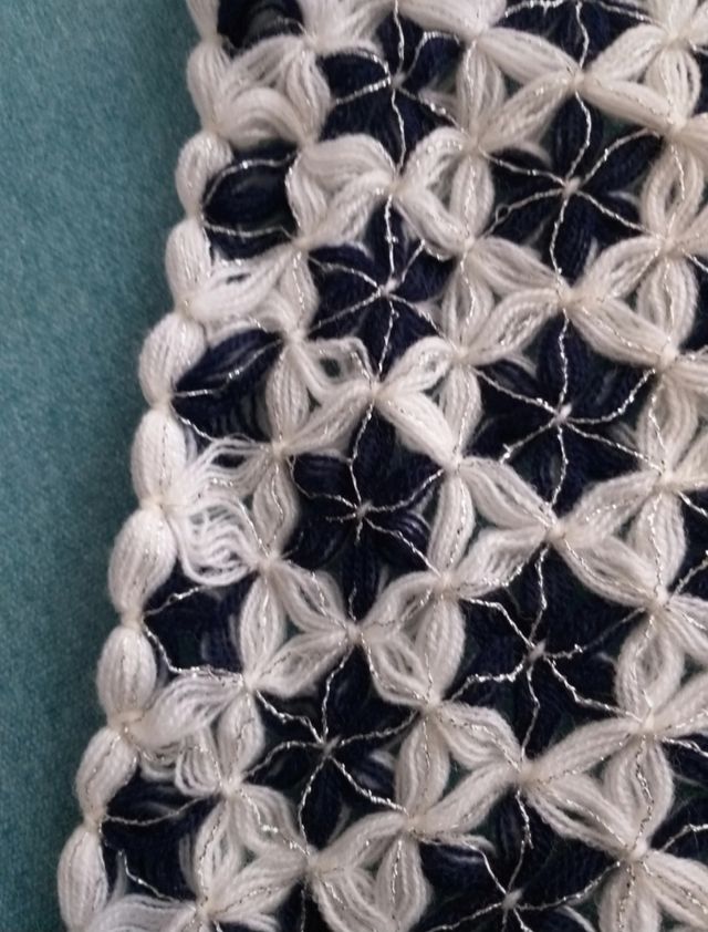 Scialle bianco e blu con inserti in lame