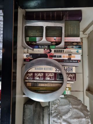 Librerie con decorazione a lettere metalliche