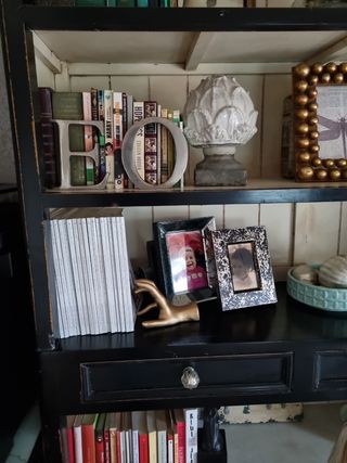 Librerie con decorazione a lettere metalliche