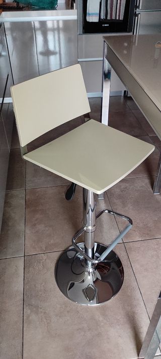 Vendo muebles barra de cocina con taburetes