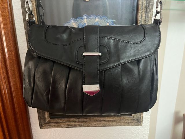 Bolso negro con cremallera