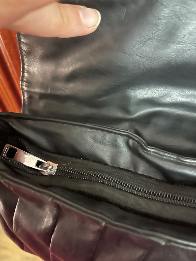 Bolso negro con cremallera