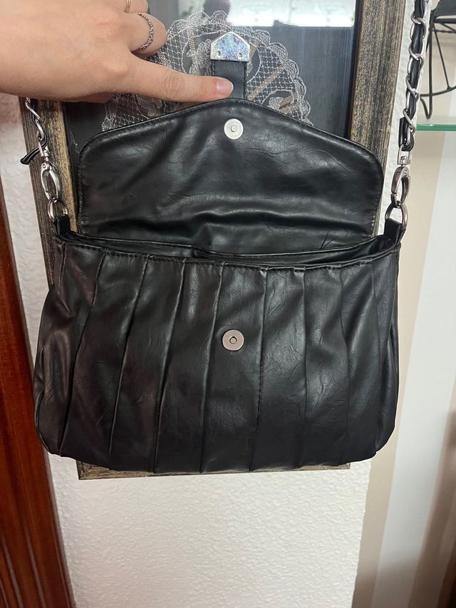 Bolso negro con cremallera