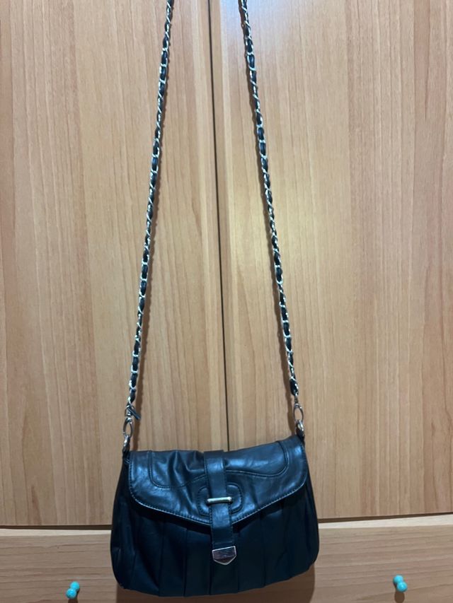 Bolso negro con cremallera