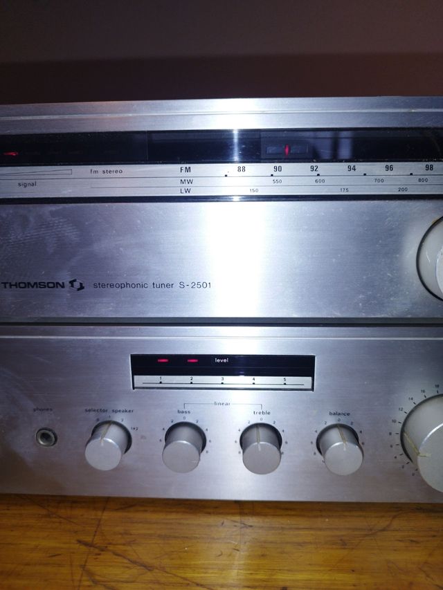 Amplificador y radio Thomson a-2501