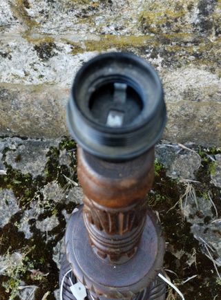 Lámpara en madera tallada