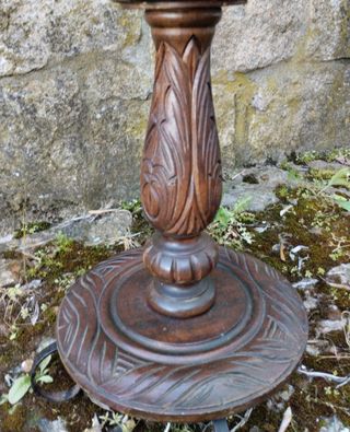 Lámpara en madera tallada