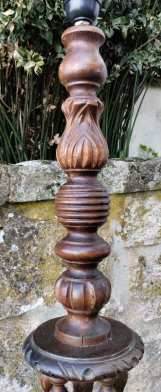 Lámpara en madera tallada