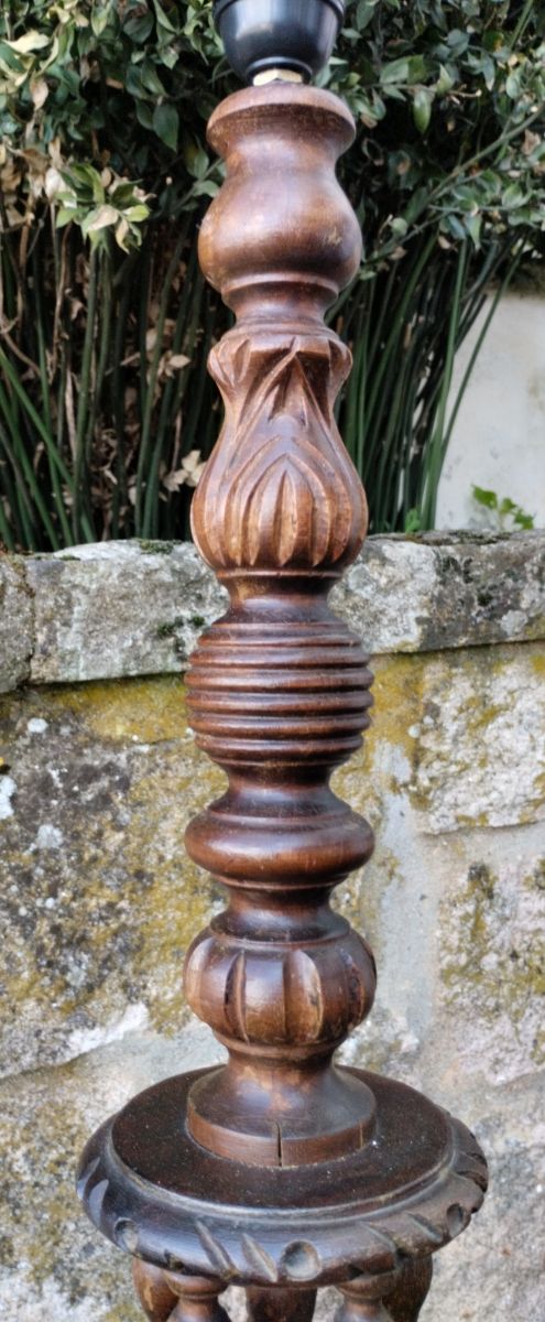 Lámpara en madera tallada