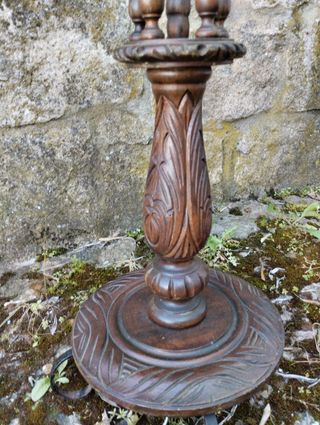 Lámpara en madera tallada