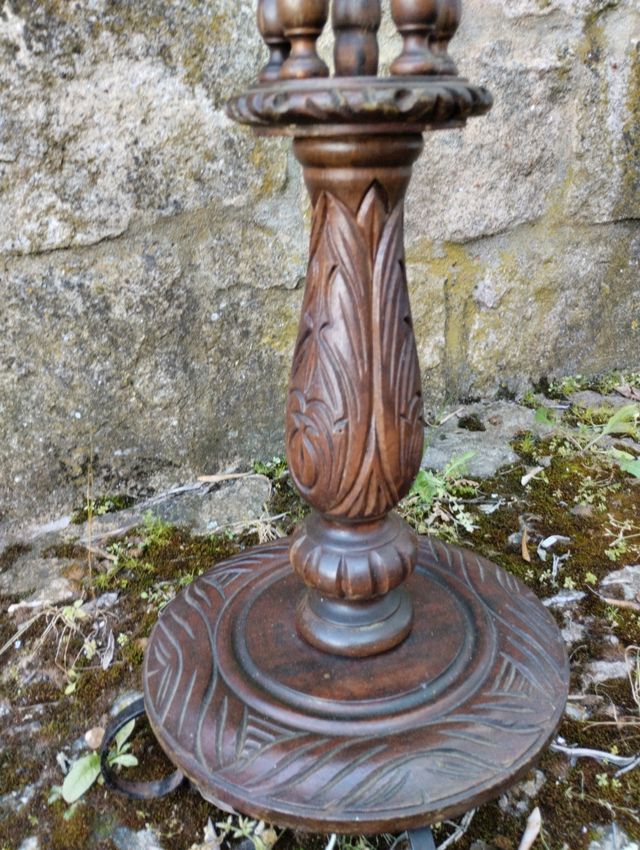 Lámpara en madera tallada