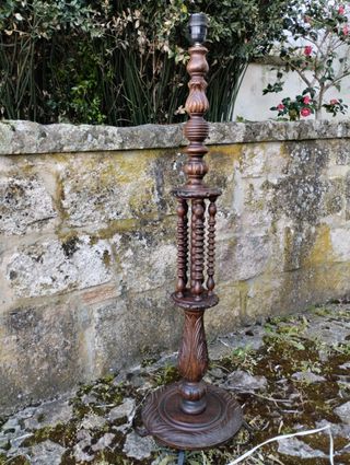 Lámpara en madera tallada