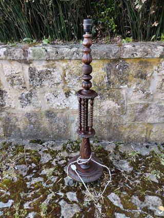 Lámpara en madera tallada