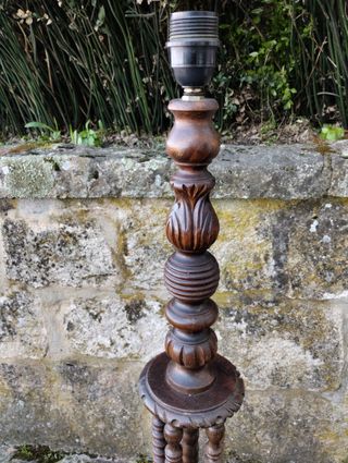 Lámpara en madera tallada