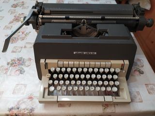 Máquina de escribir olivetti LINEA 98