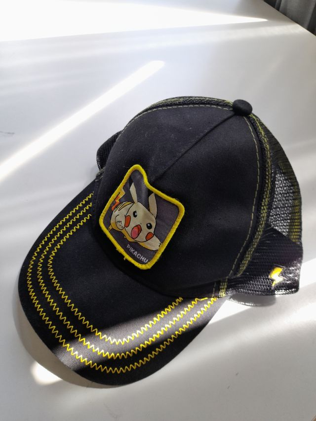 Gorra con logotipo de Picachu y de verano