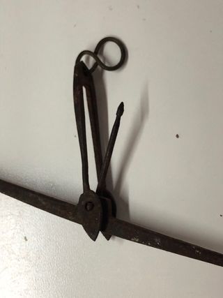 Báscula muy antigua romana. De hierro y y cuerda