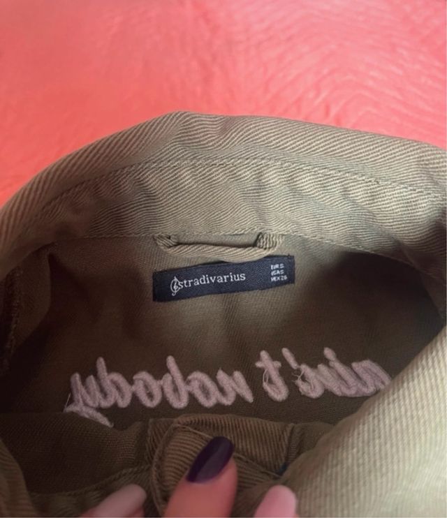 Giacca crop con dettagli strappati