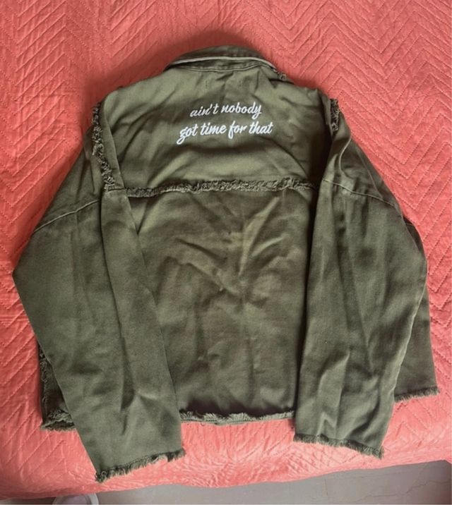 Giacca crop con dettagli strappati