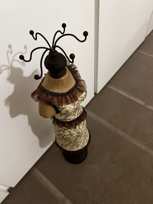 Cuelga collares y pulseras.