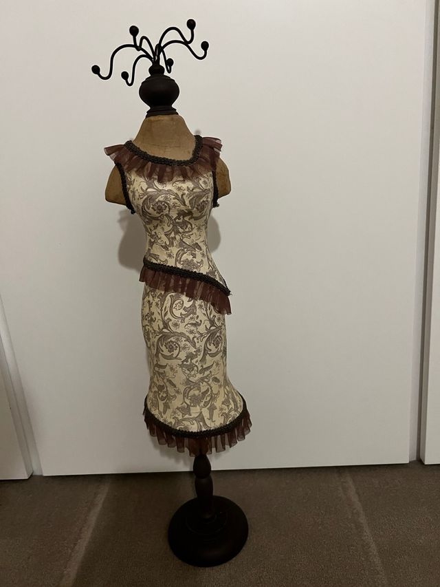 Cuelga collares y pulseras.