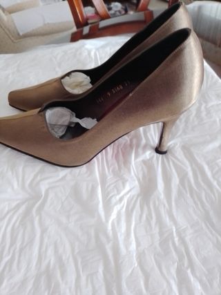Zapatos salón dorados