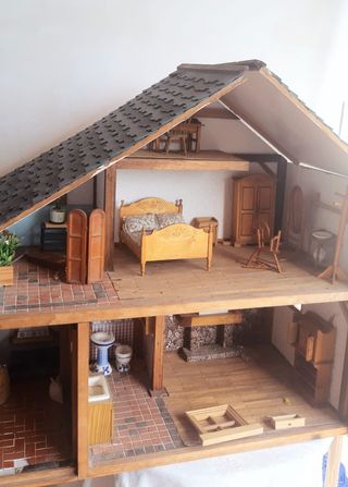 Casa de muñecas antigua