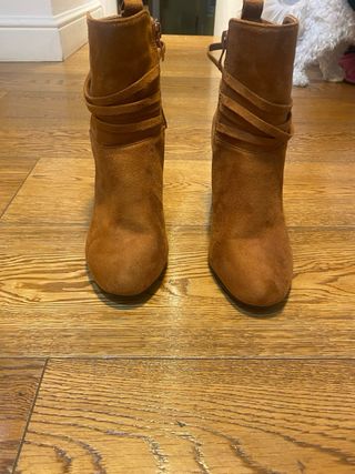 Stivaletti con tacco alto