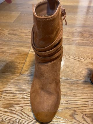 Stivaletti con tacco alto