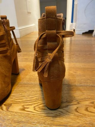 Stivaletti con tacco alto