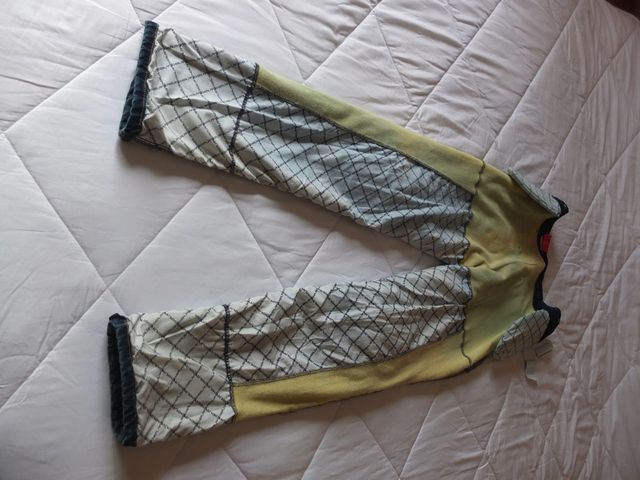 Pantalón de moto con protecciones.