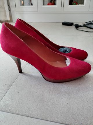 Zapatos salón rojos de ante