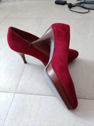Zapatos salón rojos de ante