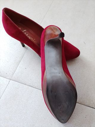 Zapatos salón rojos de ante