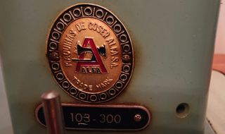 Maquina de coser Alfa antigua