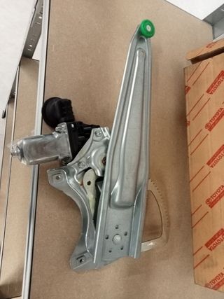 85710-0d100 elevalunas Yaris F R