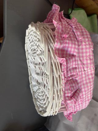 Cesta de mimbre con cobertura de tela
