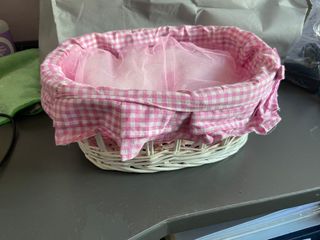 Cesta de mimbre con cobertura de tela