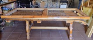 Mesa de trillo y 2 bancos