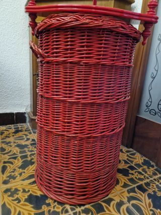 Cesto y estante de ropa sucia rojos